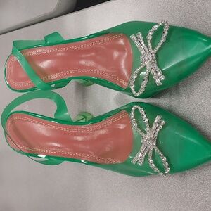 NWOT Women's pointed toe shoes with rhinestone bow. Rich green.